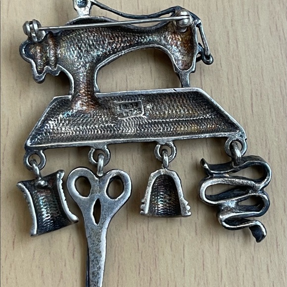 Sewing Machine Brooch - Picture 4 of 4
